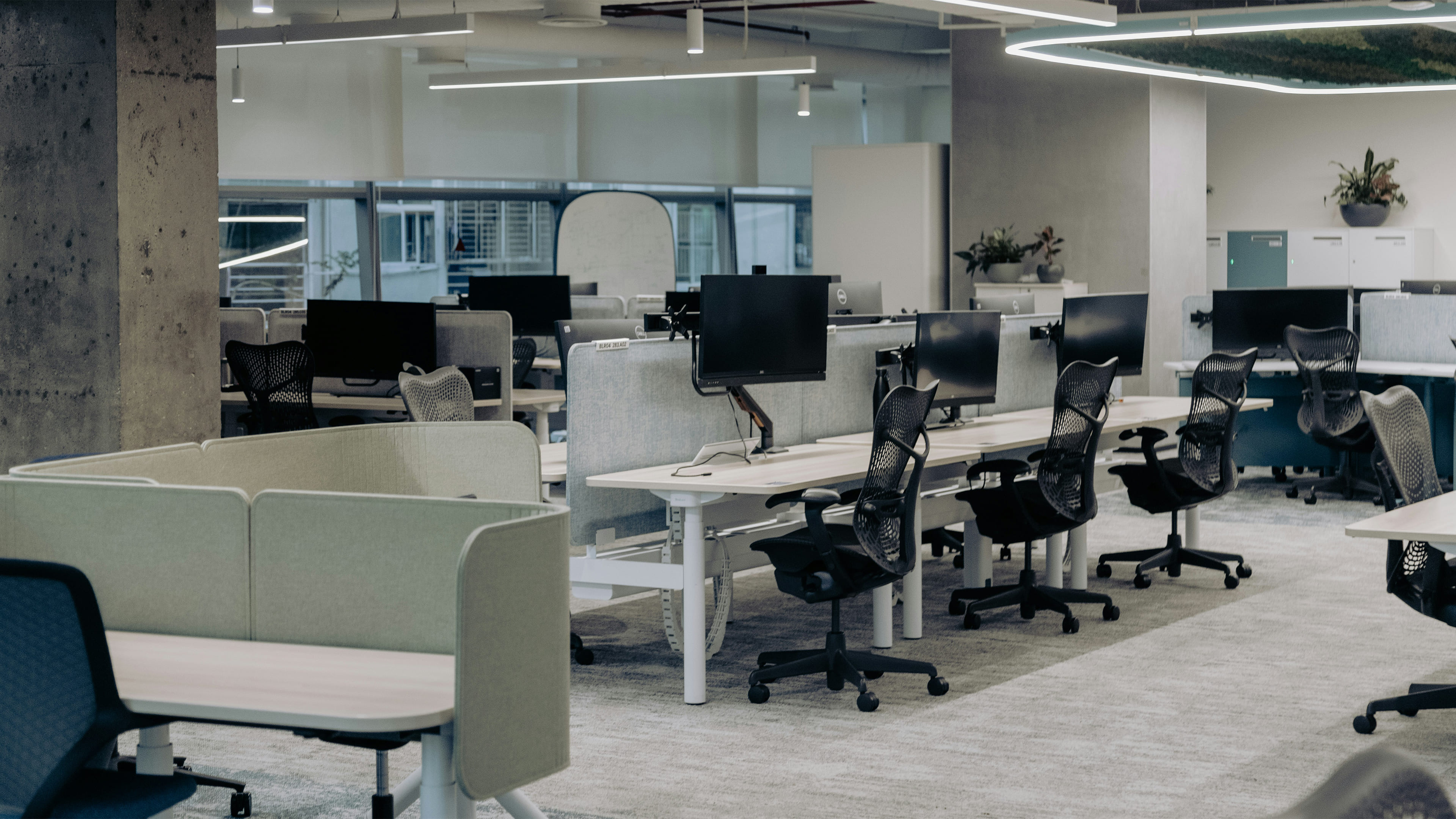 ein Büro mit vielen Schreibtischen und Stühlen
