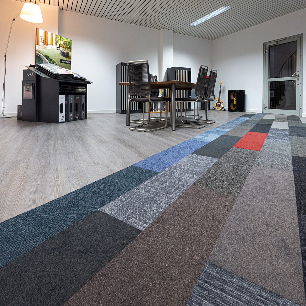 Büro mit verlegten Teppich
