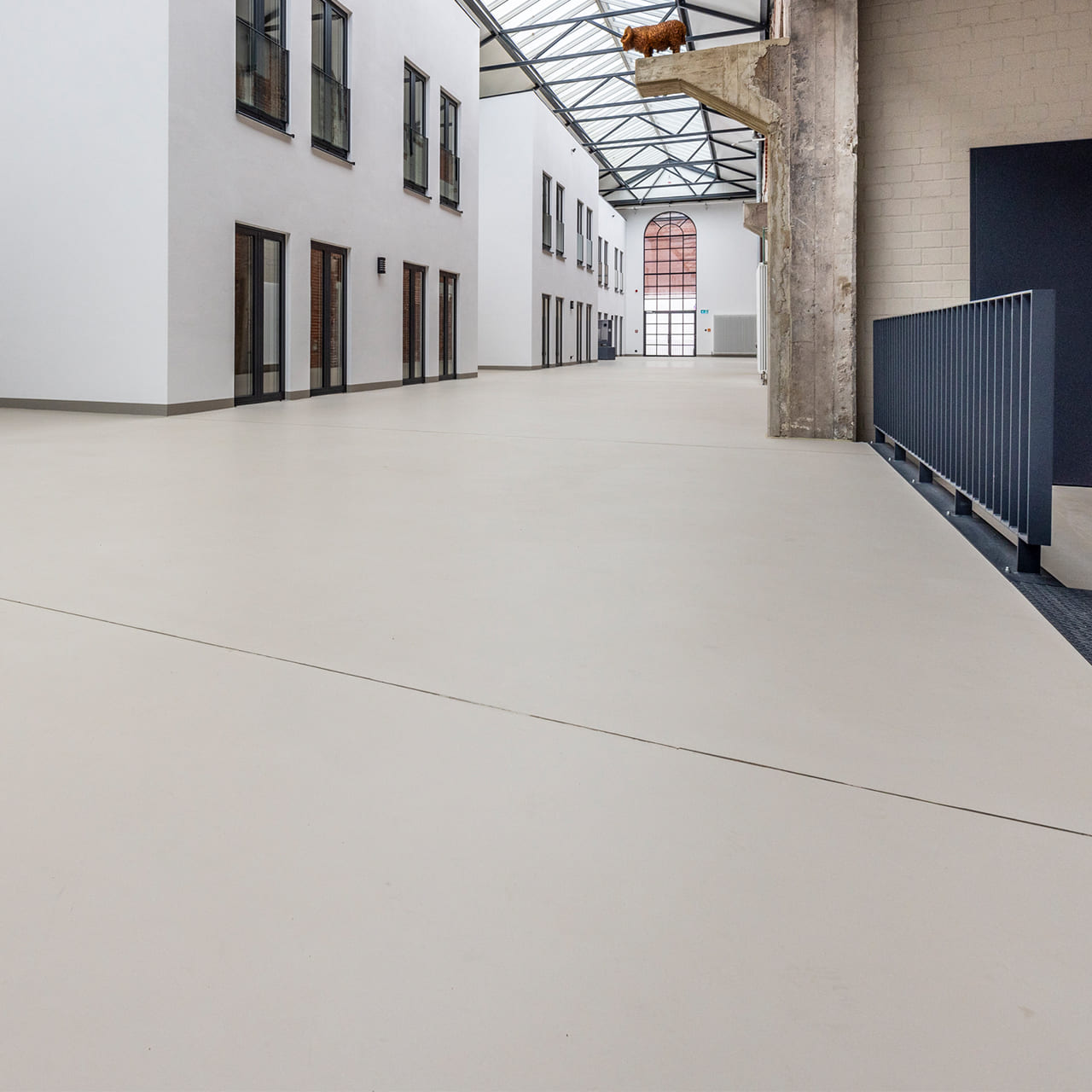 Halle mit verlegten Boden